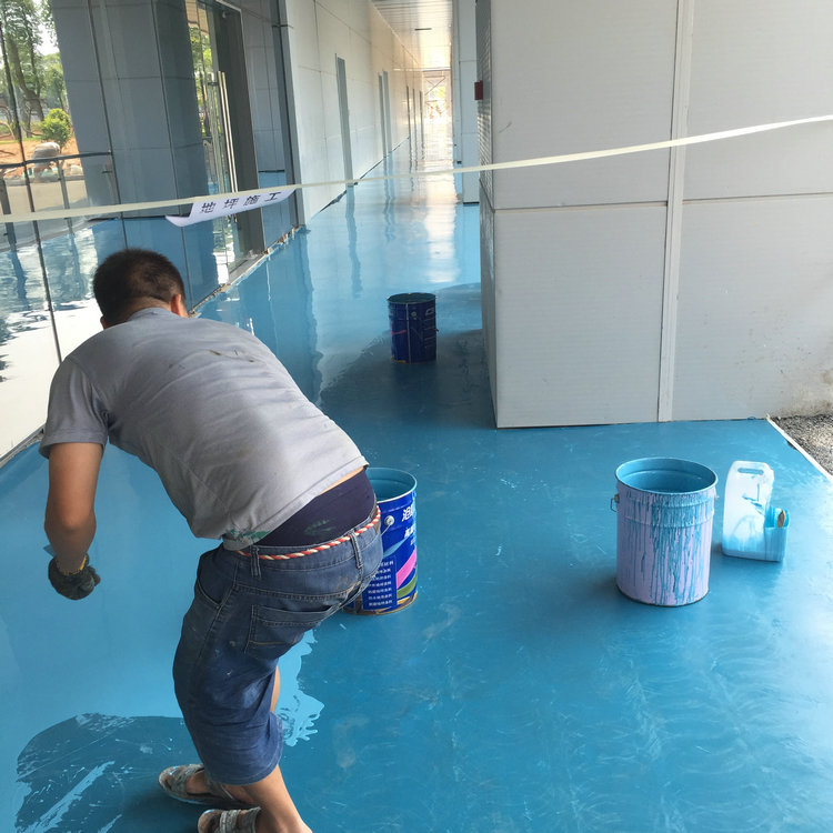環(huán)氧地坪漆施工中 環(huán)氧地坪漆施工中