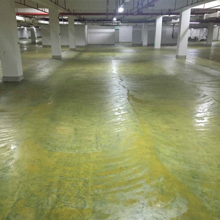 地坪漆廠家滄晟:為何停車場地坪漆在施工的時候會出現(xiàn)很難聞的味道
