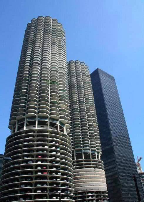 這停車場設計可謂滿眼科技感，秒變旅游景點