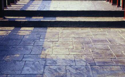 壓花地坪使用在哪些地方？壓花地坪有什么特點(diǎn)？